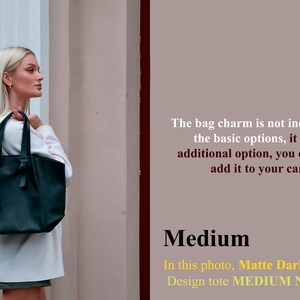 Puede incluir: Un bolso tote verde oscuro con un peque&ntilde;o charm de perro. El bolso est&aacute; hecho de cuero y tiene un tama&ntilde;o mediano. El texto "Medium" y "Matte Dark Green Design tote MEDIUM No.0007" es visible en la imagen.