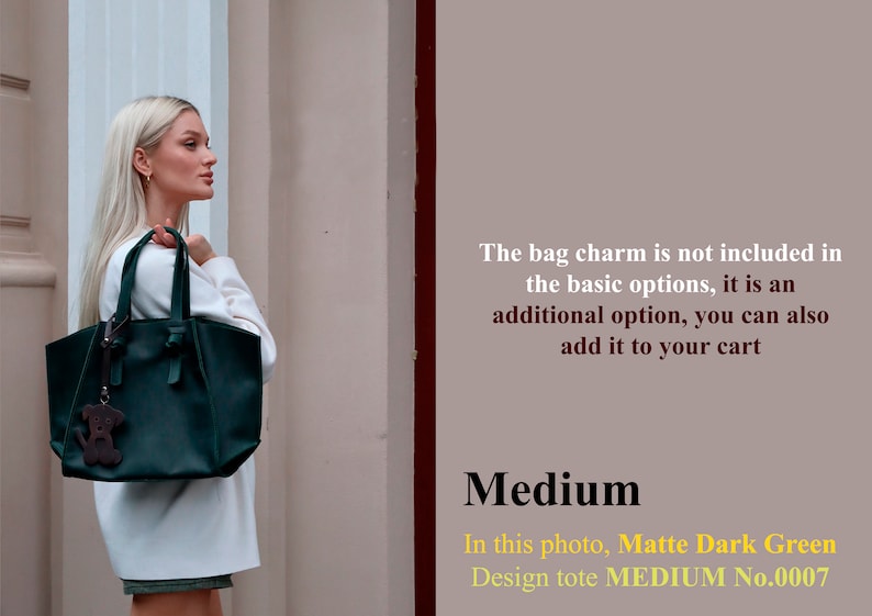 Puede incluir: Un bolso tote verde oscuro con un peque&ntilde;o charm de perro. El bolso est&aacute; hecho de cuero y tiene un tama&ntilde;o mediano. El texto "Medium" y "Matte Dark Green Design tote MEDIUM No.0007" es visible en la imagen.