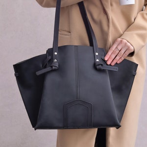 ポケットとジッパー付きの特大レザートートバッグ / 黒の