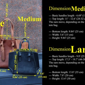 Puede incluir: Dos bolsos de mano de cuero en diferentes tama&ntilde;os. El bolso m&aacute;s grande es marr&oacute;n y mide 34 cm de alto, 35 cm de ancho y 20 cm de profundidad. El bolso m&aacute;s peque&ntilde;o es negro y mide 25 cm de alto, 25 cm de ancho y 15 cm de profundidad. Ambos bolsos tienen asas superiores y un borla.