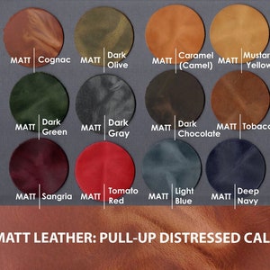 Puede incluir: Una carta de colores de 12 muestras de cuero, que muestra diferentes tonos de marr&oacute;n, verde, gris, rojo, azul y azul marino. El cuero se describe como "MATT LEATHER: PULL-UP DISTRESSED CALF".