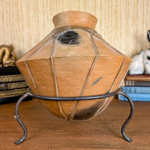 Piccolo vaso in ceramica Tarahumara Olla con decorazioni in cuoio grezzo e petroglifi incisi a mano, ceramica popolare messicana, 28 cm di diametro