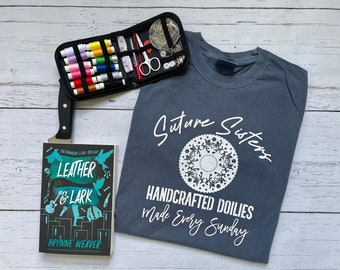 ライセンス商品 Suture Sisters レザー＆ラーク コンフォートカラーズTシャツ、Scythe And Sparrow、Brynne Weaver アパレル、Butcher And Blackbird、Ruinous Love