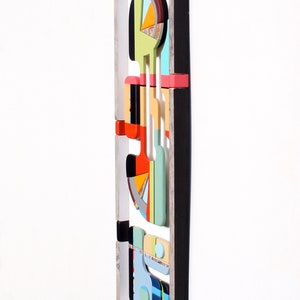 Puede incluir: Una pieza de arte de pared abstracta colorida con formas geom&eacute;tricas y patrones en un marco de madera. La obra de arte presenta una variedad de colores, incluyendo rojo, naranja, amarillo, verde, azul y negro.