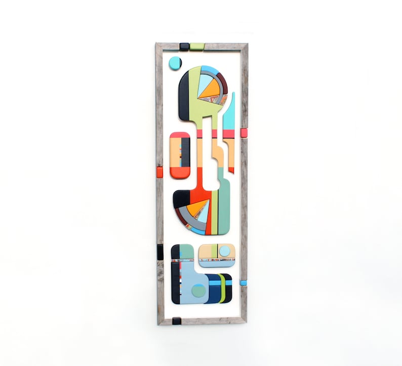 Puede incluir: Arte de pared geom&eacute;trico abstracto con un marco de madera. La obra de arte presenta una variedad de formas y colores, incluyendo azul, verde, rojo, amarillo y naranja.