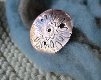 Diz with fine embossed flower design for making sliver or roving for spinning