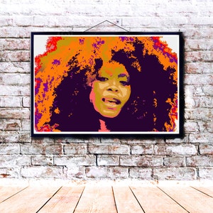Pode incluir: Uma impressão de arte digital emoldurada de uma mulher com cabelo laranja encaracolado e grande. A mulher está olhando diretamente para o espectador com uma expressão séria. O fundo é uma parede branca.