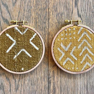 4 ”Senfgelb Braun Schlammtuch Galerie Wandbehang, Holz Kreis Rahmen, moderne Boho authentische Vintage Textilkunst