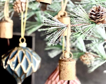 Rustieke boerderijklokornamenten | Set van 4 kerstdecor | Handgemaakte ornamenten