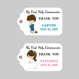 Puede incluir: Dos etiquetas blancas de favor con un ni&ntilde;o y una ni&ntilde;a vestidos con atuendo de Primera Comuni&oacute;n. Las etiquetas dicen "Mi Primera Comuni&oacute;n" y "Gracias". La etiqueta del ni&ntilde;o dice "Carter" y "Mayo 05, 2019". La etiqueta de la ni&ntilde;a dice "Tatianna" y "Mayo 05, 2019".
