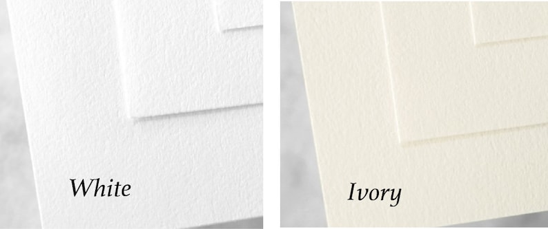 K&ouml;nnte beinhalten: Zwei Papierproben, eine wei&szlig; und eine elfenbeinfarben, zeigen die Textur des Papiers. Das Papier hat eine subtile, strukturierte Oberfl&auml;che.