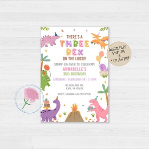 Könnte beinhalten: Eine verspielte Geburtstagseinladung mit Dinosaurier-Motiv. Die Einladung zeigt farbenfrohe Illustrationen von Dinosauriern, Palmen und Luftballons. Der Text enthält "THERE'S A THREE REX ON THE LOOSE!" und Veranstaltungsdetails.
