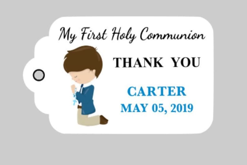 Puede incluir: Una etiqueta de agradecimiento blanca con una ilustraci&oacute;n de dibujos animados de un ni&ntilde;o con un traje azul arrodillado en oraci&oacute;n. La etiqueta dice "My First Holy Communion" y "Thank You" con el nombre del ni&ntilde;o "Carter" y la fecha "May 05, 2019" impresa debajo.