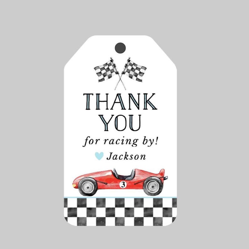 K&ouml;nnte beinhalten: Rotes und schwarzes kariertes Dankesch&ouml;n-Etikett mit einem roten Rennwagen und dem Text "Vielen Dank f&uuml;rs Mitfahren! Jackson".