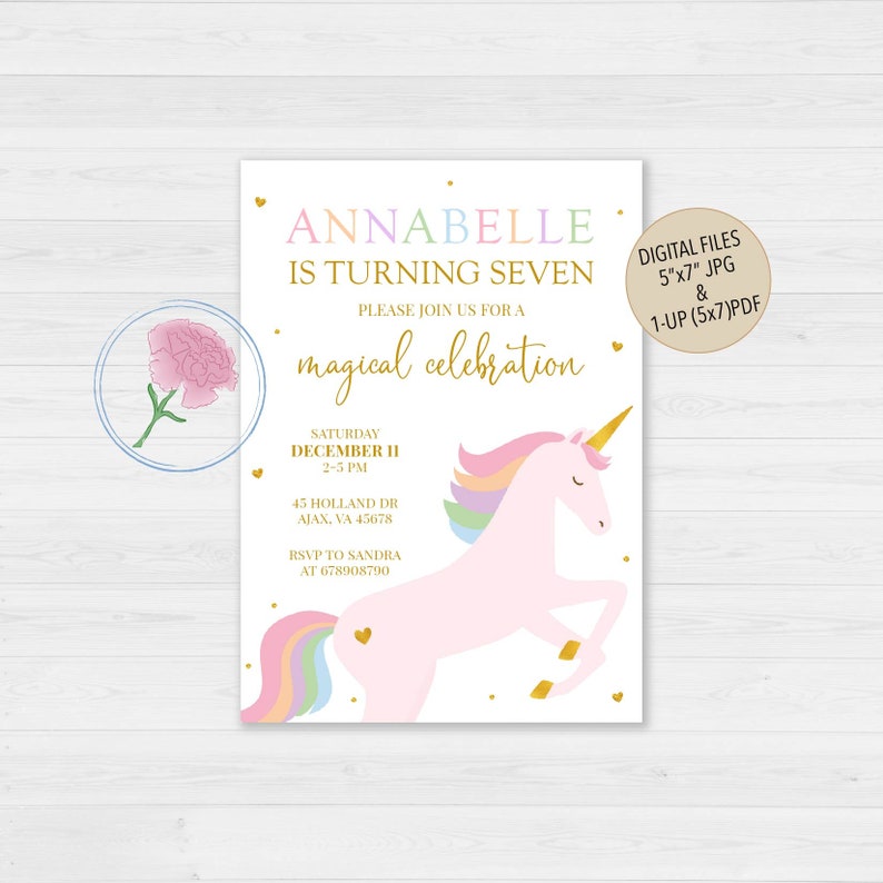 Pu&ograve; includere: Un unicorno rosa con criniera e coda arcobaleno &egrave; raffigurato su uno sfondo bianco con cuori dorati. Il testo "ANNABELLE IS TURNING SEVEN" &egrave; in colori arcobaleno. Il testo "PLEASE JOIN US FOR A magical celebration" &egrave; in oro. Il testo "SATURDAY DECEMBER 11 2-5 PM 45 HOLLAND DR AJAX, VA 45678 RSVP TO SANDRA AT 678908790" &egrave; in nero. Il testo "DIGITAL FILES 5"x7" JPG & 1-UP (5x7)PDF" &egrave; in nero.