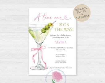Könnte beinhalten: Babyparty-Einladung mit einer Illustration eines Martiniglases, Oliven und einem rosa Band. Der Text lautet "A tini one is on the way!" mit Veranstaltungsdetails und RSVP-Informationen. Digitale Datei.