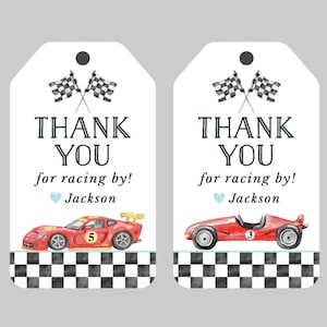 K&ouml;nnte beinhalten: Zwei rot-wei&szlig; karierte Dankesch&ouml;n-Etiketten mit einem roten Rennwagen und dem Text "Vielen Dank f&uuml;rs Mitfahren! Jackson".