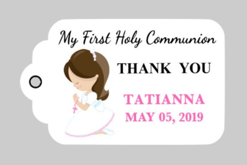 Puede incluir: Etiqueta de agradecimiento blanca con una ilustraci&oacute;n de dibujos animados de una ni&ntilde;a con un vestido blanco con una cinta rosa y cabello casta&ntilde;o. El texto en la etiqueta dice "My First Holy Communion", "Thank You", "Tatianna" y "May 05, 2019".