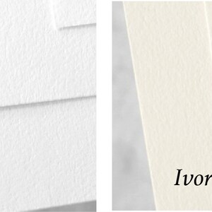 Puede incluir: Dos muestras de papel, una blanca y otra marfil, que muestran la textura del papel. El papel tiene una superficie sutilmente texturizada.