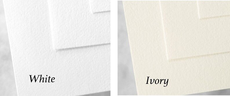 Puede incluir: Dos muestras de papel, una blanca y otra marfil, que muestran la textura del papel. El papel tiene una superficie sutilmente texturizada.