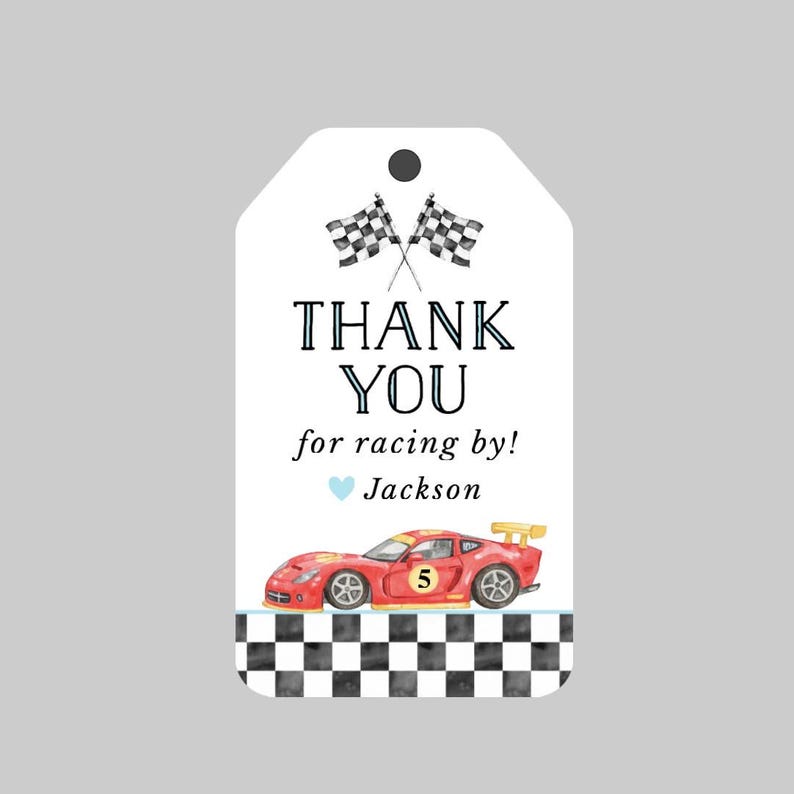 K&ouml;nnte beinhalten: Rotes Rennwagen mit einer Zielflagge im Schachbrettmuster und dem Text "Vielen Dank f&uuml;rs Mitfahren! Jackson" auf einem wei&szlig;en Etikett.