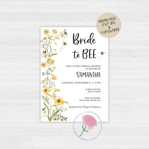 Może przedstawiać: Białe zaproszenie na wiecz&oacute;r panieński z kwiatową ramką i tekstem "Bride to BEE". Zaproszenie zawiera imię panny młodej, datę i godzinę wieczoru panieńskiego, miejsce i informacje RSVP. Zaproszenie zawiera r&oacute;wnież tekst "Registered at Target & Amazon".