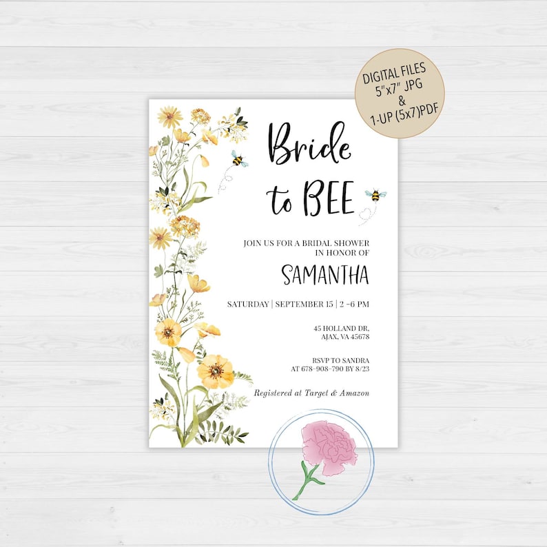 Może przedstawiać: Białe zaproszenie na wiecz&oacute;r panieński z kwiatową ramką i tekstem "Bride to BEE". Zaproszenie zawiera imię panny młodej, datę i godzinę wieczoru panieńskiego, miejsce i informacje RSVP. Zaproszenie zawiera r&oacute;wnież tekst "Registered at Target & Amazon".