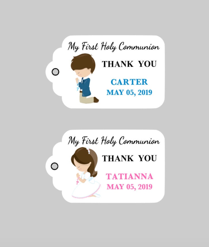 Puede incluir: Dos etiquetas blancas de favor con un ni&ntilde;o y una ni&ntilde;a vestidos con atuendo de Primera Comuni&oacute;n. Las etiquetas dicen "Mi Primera Comuni&oacute;n" y "Gracias". La etiqueta del ni&ntilde;o dice "Carter" y "Mayo 05, 2019". La etiqueta de la ni&ntilde;a dice "Tatianna" y "Mayo 05, 2019".