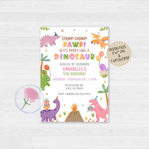 Pode incluir: Um convite colorido para uma festa de aniversário com tema de dinossauros. O convite apresenta ilustrações de vários dinossauros, balões e um vulcão. O texto inclui "Stomp! Chomp! Rawr!" e detalhes para o 5º aniversário de Annabelle.