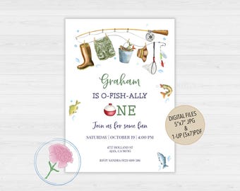 Peut inclure: Une invitation à l'aquarelle avec des illustrations sur le thème de la pêche. L'invitation présente une canne à pêche, des bottes, un pantalon, un seau et des poissons. Le texte dit "Graham est O-Fish-ally One" avec les détails de l'événement.