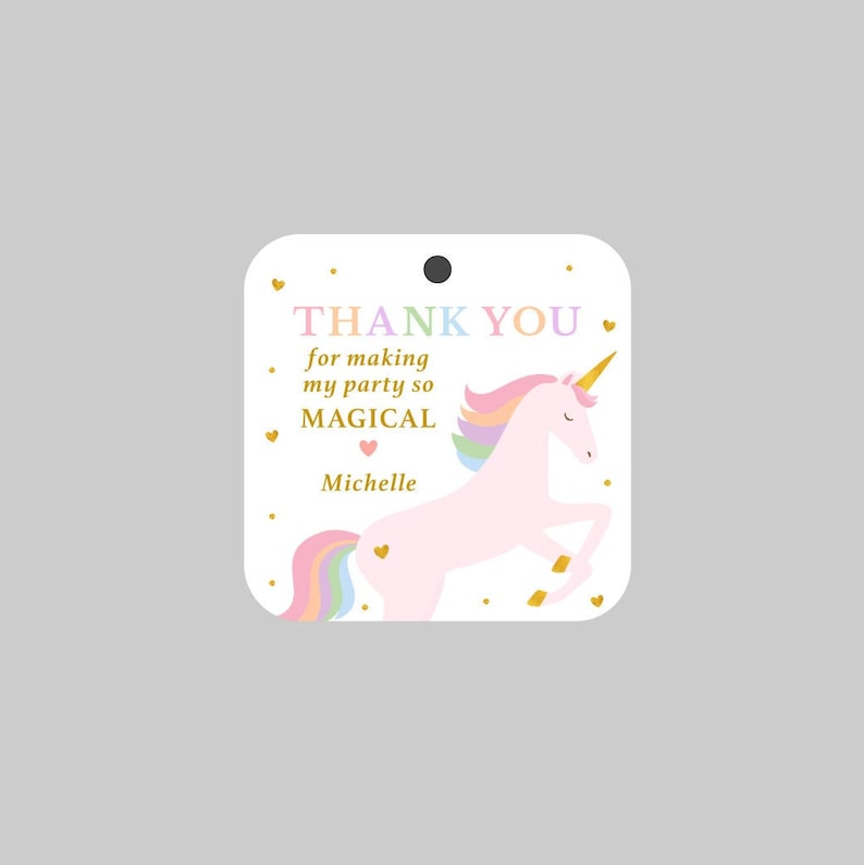 Puede incluir: Una etiqueta cuadrada blanca con esquinas redondeadas con un unicornio rosa con melena y cola de arco&iacute;ris. La etiqueta tiene el texto "THANK YOU for making my party so MAGICAL Michelle" en oro y colores pastel.