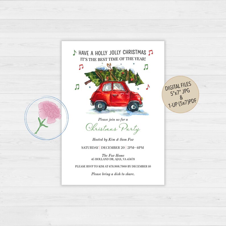 K&ouml;nnte beinhalten: Ein rotes Auto mit einem Weihnachtsbaum auf dem Dach, das durch eine verschneite Landschaft f&auml;hrt. Das Auto hat ein wei&szlig;es Dach und wei&szlig;e R&auml;der. Der Text auf der Einladung lautet "Have a Holly Jolly Christmas, It's the best time of the year!" und "Please join us for a Christmas Party, Hosted by Kim & Sam For, Saturday, December 20, 2PM-6PM, The For Home, 42 Holland Dr, Ajax, VA 45678, Please RSVP to Kim at 678.908.7900 by December 10, Please bring a dish to share."