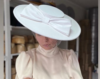 Weißer Hochzeits-Boater Bogen-Schleier-Hut, Braut-Eleganter Canotier Fascinator-Hut