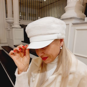 Elegant  Warm Ivory Ladies Newsboy Cap, Women Baker Boy Cap with Rigid Visor, Modern Fiddler Cap, Trendy Cap for Women, Cabbie Women Cap