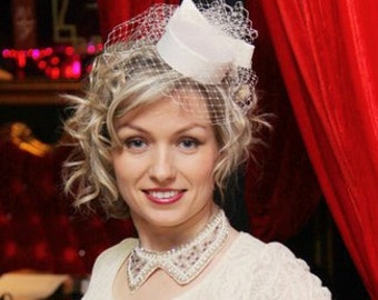 Petit chapeau de mariage Ivoire Mini Fascinator avec nœud et voile de cage à oiseaux, chapeau de voile de mariée, petit chapeau de boîte à pilules, chapeau de cocktail de luxe, chapeau de fête de thé