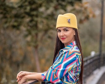 Gelber Wollhut Pillbox mit Brosche: Moderner Kentucky Derby Hut