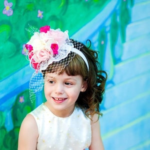 Rosa Blumen Mädchen Mini Hut Fascinator, Baby Little Girls Fascinator, Rosa Blumen Mädchen Kopfschmuck, Blumen Mädchen Stirnband, Haarschmuck