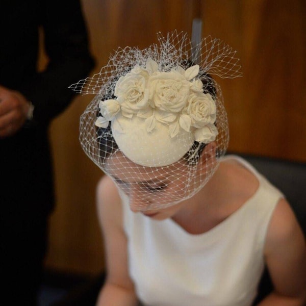 Designer Elfenbein Blumen Schleier Pillbox Hut, Braut Fascinator mit Vogelkäfigschleier, Eleganter Hochzeit Pillbox Hut