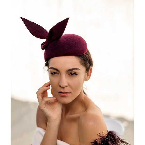 Bordeaux Wollfilz Fascinator Hut mit moderner Schleife, Bordo Cocktail Pillbox Hut, Royal Ascot Derby Fascinator Hut VERSANDFERTIG