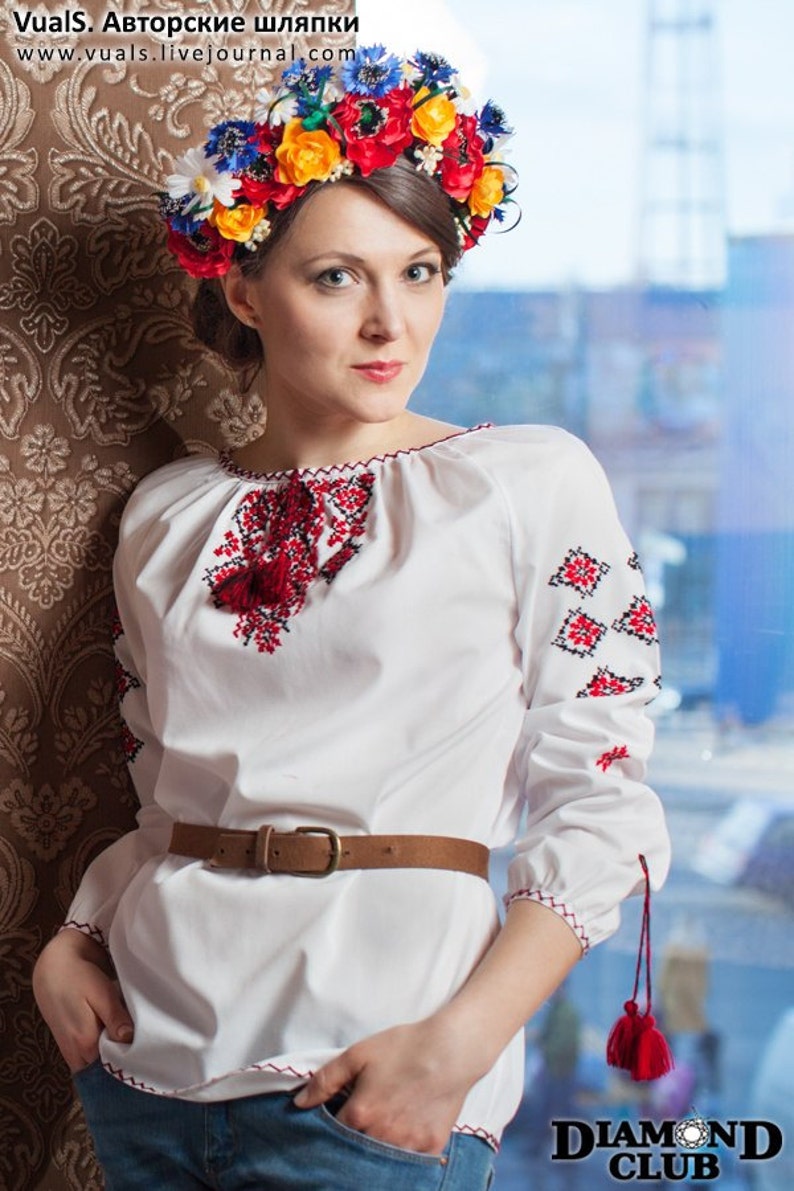девушка в русском национальном костюме. венок одежда. венок из ягод на голову. венок одежда. Fred perry logo.