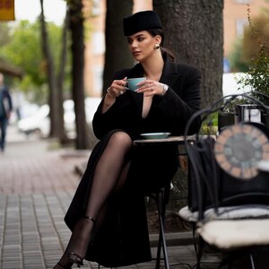 Schwarzer Filz Pillbox Hut: Handgefertigte Couture Casual Kopfbedeckung Bild 3