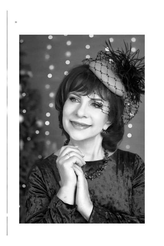 Grey Pillbox Fascinator Hat: Elegant Felt Feather Birdcage  display picture 2