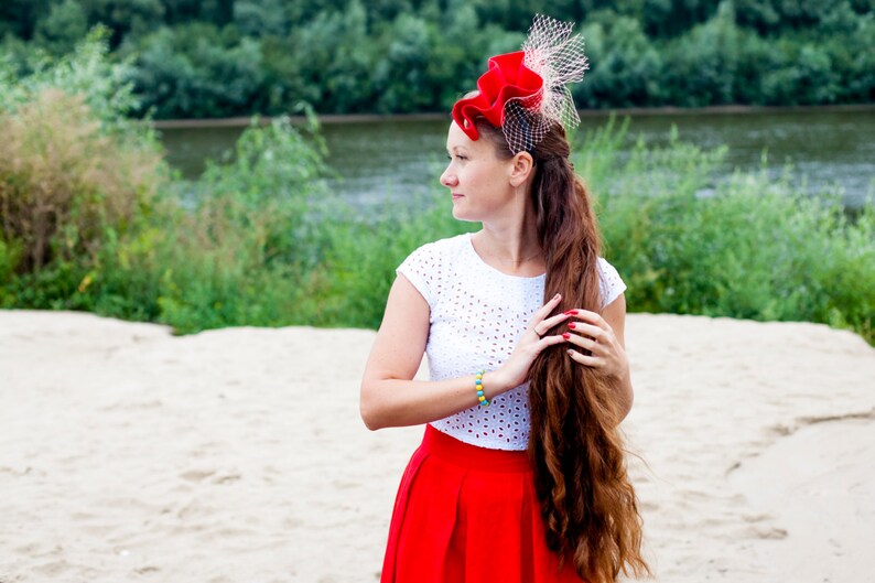 Red Fascinator Mini Hat, Coctail Hat, Wedding Guest Hat, Red Headpiece, Derby Fascinator, Hat With Veil image 2