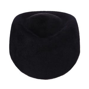 K&ouml;nnte beinhalten: Ein schwarzer Filzhut im Fedora-Stil mit abgerundeter Krone und breiter Krempe.