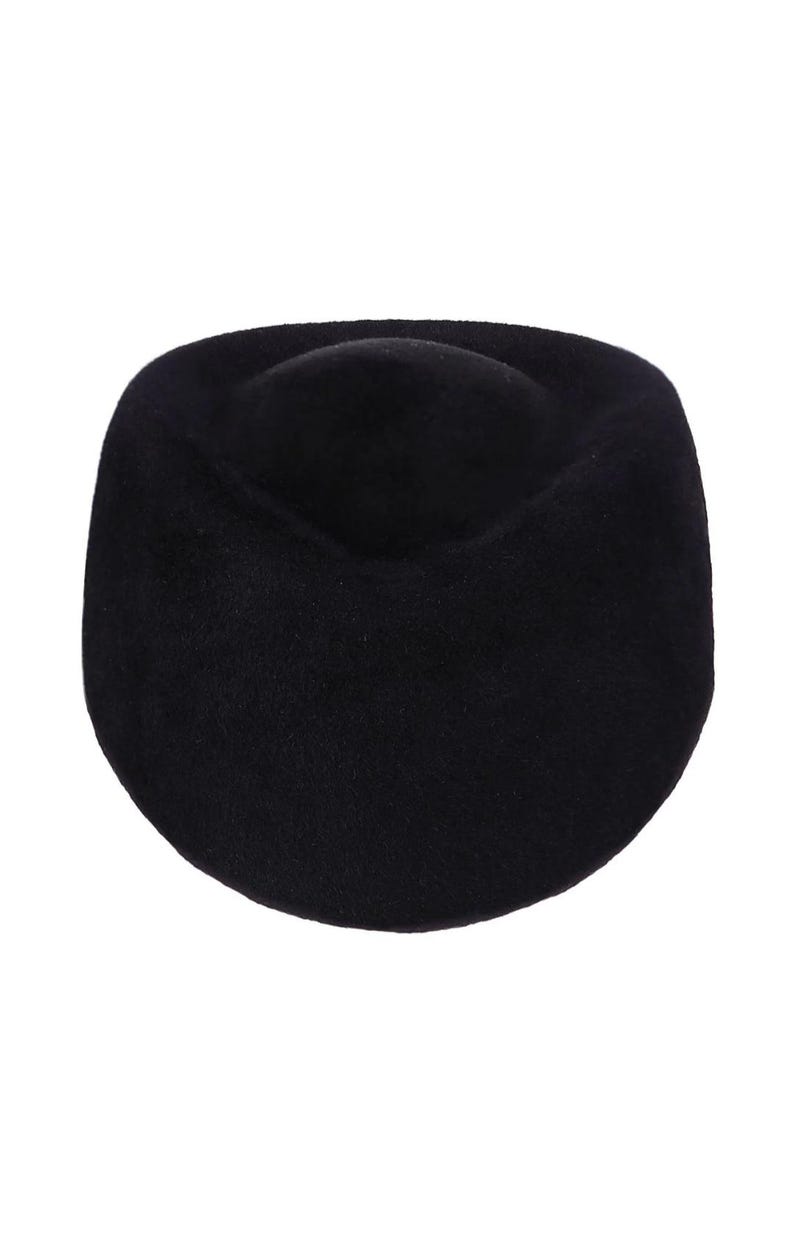 K&ouml;nnte beinhalten: Ein schwarzer Filzhut im Fedora-Stil mit abgerundeter Krone und breiter Krempe.