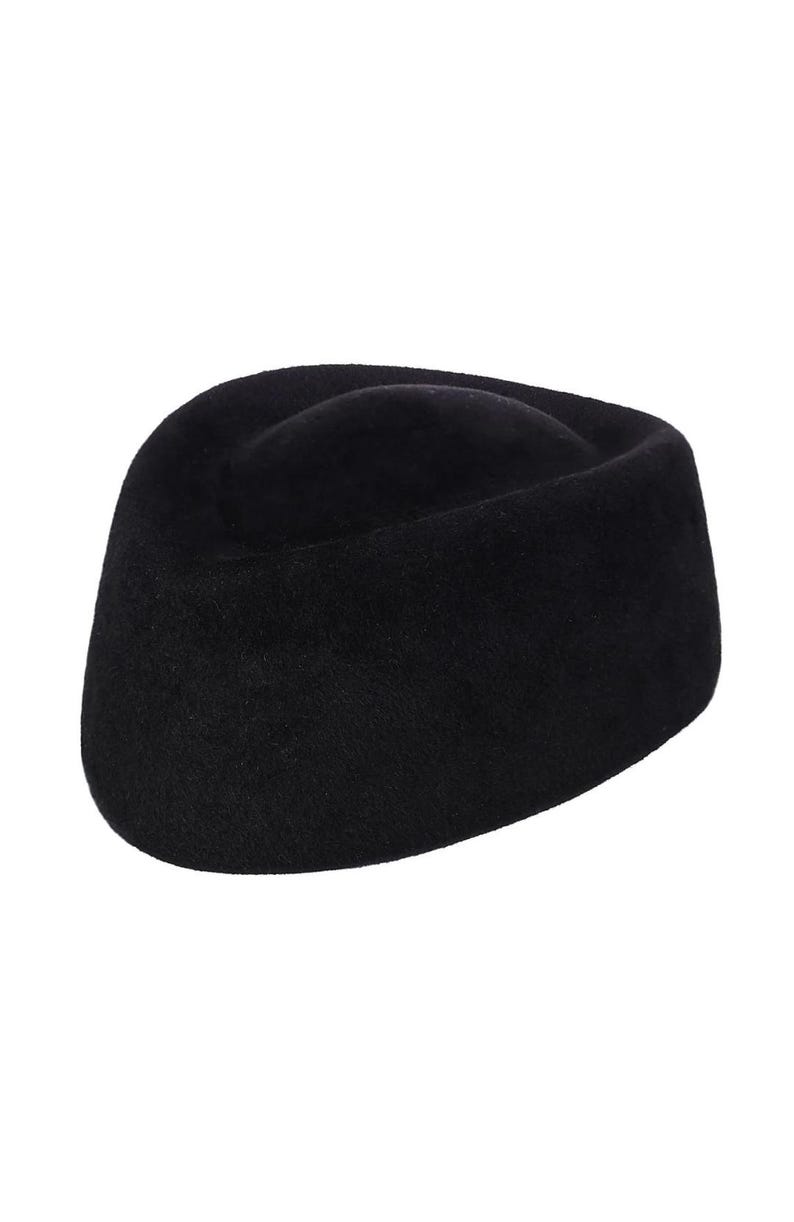 K&ouml;nnte beinhalten: Ein schwarzer Filzhut im Fedora-Stil mit abgerundeter Krone und breiter Krempe.