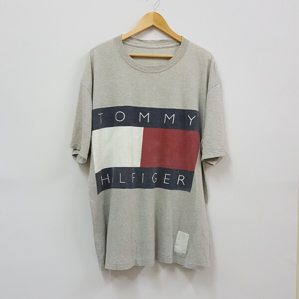 Ordered!!!Vintage TOMMY HILFIGER big logo design t-shirt