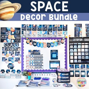 Puede incluir: Un paquete de decoración de aula con temática espacial. El conjunto incluye tablas de alfabeto, una pancarta de bienvenida, una tabla de horarios, un calendario, tarjetas de números y tablas de cumpleaños. La decoración presenta planetas, estrellas y astronautas en un esquema de color azul oscuro y morado.