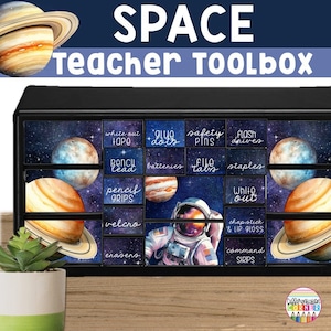 Peut inclure: Un organisateur de tiroirs noir sur le thème de l'espace. Les tiroirs sont étiquetés avec divers fournitures scolaires, notamment du ruban correcteur, des points de colle, des épingles de sûreté, des clés USB, des mines de crayon, des piles, des intercalaires, des agrafes, des poignées de crayon, du velcro, des gommes, du baume à lèvres et du gloss, et des bandes adhésives. Les tiroirs sont décorés de planètes et d'un astronaute.