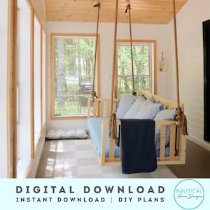 Peut inclure: Un lit balançoire en bois suspendu par d'épaisses cordes à un plafond en bois clair. La balançoire est équipée d'un matelas bleu clair, de plusieurs coussins à carreaux bleus et blancs et d'un plaid bleu marine drapé sur la rambarde avant.